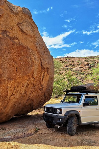 local-travel-namibia-car-rental-boulder-and-suzuki-jimny-at-erengo-rocks